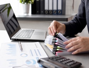 Procesos administrativos digitales en oficina corporativa
